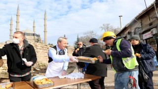 Edirne’de esnaf, Selimiye meydan projesinde çalışan işçilere lokma dağıttı
