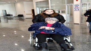 Odessa’da askerlere ayrılan hastaneden taburcu edildi, tekerlekli sandalye ile geldi