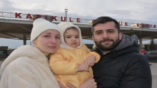 Ukrayna’da mahsur kalan eşi ve kızına Kapıkule’de kavuştu