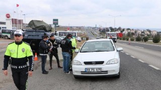 Trafik uygulamasında kadınlara karanfil