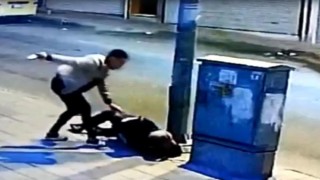 Kavgada bıçaklayıp, başına tekmeyle vurdu; o anlar kamerada