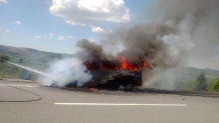 Edirne’de seyir halinde alev alan hafif ticari araç yandı