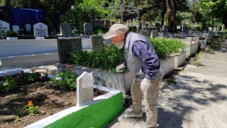 Torunu trafik kazasında öldü, her gün sahipsiz mezarların bakımını yapıyor