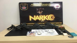 Edirne’de uyuşturucu ve silahlarla yakalanan 2 şüpheliye gözaltı