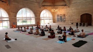 Dünya Yoga Günü’nde, 4 asırlık kervansarayda yoga etkinliği yapıldı