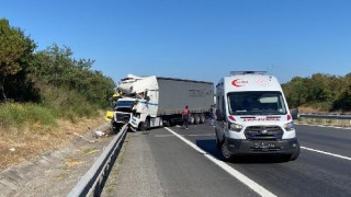 TIR, hafriyat kamyonuna çarptı; Rumen sürücü yaralandı