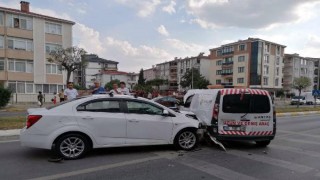 Lüleburgaz’da otomobille hafif ticari araç çarpıştı: 2 yaralı