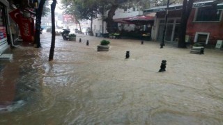 Şarköy’de sağanak ve dolu; yollar göle döndü