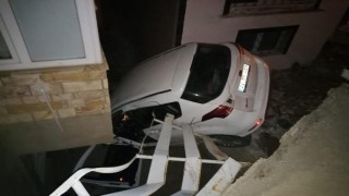 Edirne’de apartman boşluğuna düşen otomobilin sürücüsü yaralandı