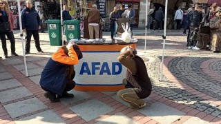 Edirne’de AFAD ekiplerinden vatandaşa uygulamalı ’çök-kapan-tutun’ dersi