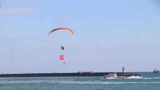 Tekirdağ’ın kurtuluşunun 100’üncü yılında Marmara Denizi üzerinde paramotor gösterisi