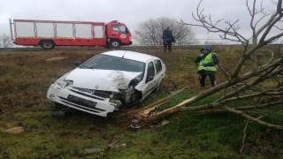 Edirne’de ağaca çarpan otomobilde ağır yaralanan kadın, hayatını kaybetti
