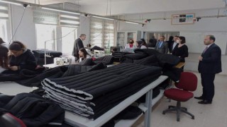 Edirne’de öğrenciler depremzedeler için uyku tulumu üretiyor