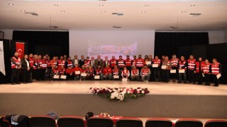 Keşan’da deprem bölgesine giden Kızılay gönüllülerine onur belgesi verildi