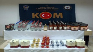 Edirne’de bir araçta 132 şişe kaçak içki ele geçirildi