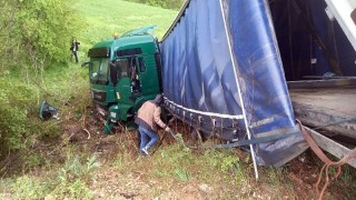 Edirne’de tarlaya giren TIR’ın şoförü yaralandı