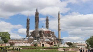 Restorasyondaki Selimiye Camisi’nde ana kubbe aleminin montajına başlandı