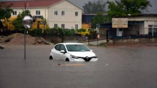 Edirne’de kuvvetli yağmur; evleri su bastı, araçlar yolda kaldı