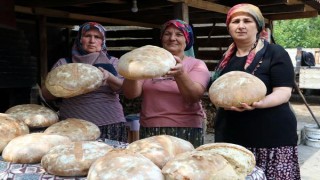 Tekirdağ’da kadınlar, köy ekmeği üreterek ev ekonomisine katkı sunuyor