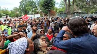 Cezaevindeki babanın, kızının cenazesine katılabilmesi için emniyete yürüdüler