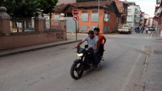 Edirne’de kimliğini evde unutan öğrenciyi motosikletiyle LGS’ye yetiştirdi