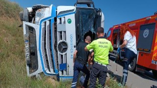 Edirne’de, devrilen TIR’ın şoförü yaşamını yitirdi