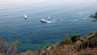 El freni çekilmeyen otomobil, 150 metreden denize düştü