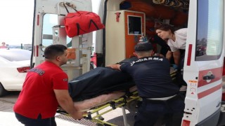 Serinlemek için girdiği denizde boğulmak üzereyken tekneyle kurtarıldı