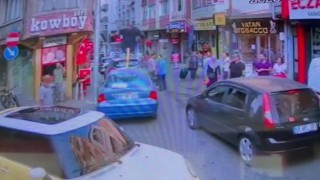 Kavga ettiği kişinin otomobilinin üzerine çıkıp camlarını kırdı