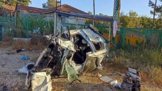 Takla atıp otobüs durağına çarpan otomobildeki kadın öldü, eşi ağır yaralandı