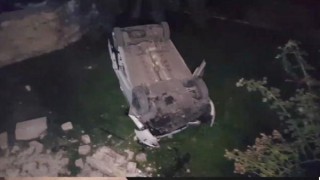 ’Dur’ ihtarına uyulmayan araçlardan biri cami bahçesine uçtu, diğerinde 9 göçmen yakalandı