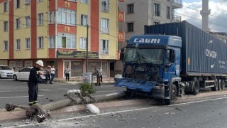 Kontrolden çıkan TIR elektrik direğini devirdi 