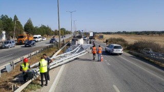 Hafriyat kamyonunun açık kalan damperi, yön levhasına çarptı