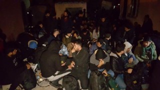 Edirne’de evin bahçesi ve içinde 100 kaçak göçmen yakalandı