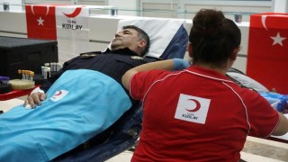Edirne’de polis, kan ve kök hücre bağışında bulundu
