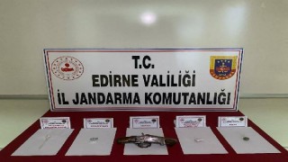 Durdurulan otomobilde uyuşturucu ve silah ele geçirildi: 2 gözaltı