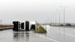 Edirne’de kuvvetli rüzgar, TIR devirdi