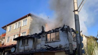 2 katlı metruk bina yandı