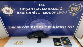 Edirne’de üzerlerinde uyuşturucu ve silahla yakalanan 5 şüpheliye gözaltı