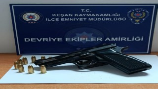 Edirne’de durdurulan araçta ruhsatsız tabanca ele geçirildi