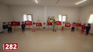 Çerkezköy'de anaokulu öğrencileri Türk bayrağı motifleri yaptı