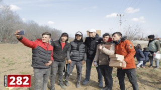 Oyuncu Ulaş Tuna Astepe, sınırda bekleyen düzensiz göçmenlere yardım dağıttı