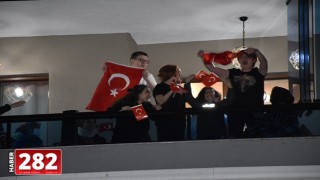 Çorlu'da vatandaşlar 23 Nisan'da İstiklal Marşı'nı balkonlarında okudu
