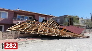 Hayrabolu'da şiddetli rüzgar evin çatısını uçurdu