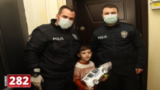 Polis amcaları İlker'in oyuncak araba isteğini karşıladı