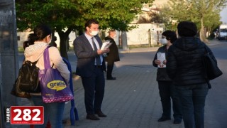 Sarıkurt, 1 Mayıs Emek ve Dayanışma Günü öncesinde işçilere maske dağıttı.