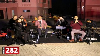 Tekirdağ'da müzisyen çiftten site sakinlerine moral konseri
