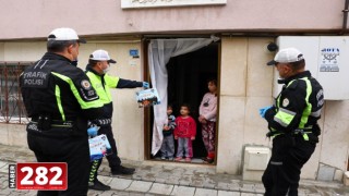Tekirdağ'da polis evden eve dolaşıp çocuklara hediye dağıttı