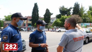 Maske takmayan vatandaşlar ile polis arasında ilginç diyaloglar
