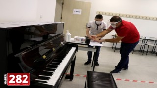 Piyanoya gönül gözüyle dokunan görme engelli müzisyen öğretmen olmak istiyor